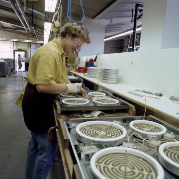 Imperial-Werke, Produktion von Küchenanlagen: Arbeiterin bei der Montage von Herdplatten