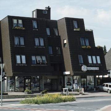 Moderne Wohnbebauung mit integrierter Ladenzeile im Ennigloher Ortskern, Holser Straße
