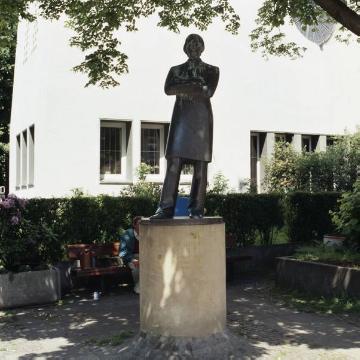 Friedrich Wilhelm Harkort: Bronze-Standbild am Marktplatz in Dortmund-Hombruch, erschaffen von G. Hantje und G. Schmähe, 1955