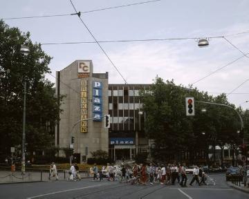 Das Rathaus-Center: Verwaltungs- und Einkaufszentrum an der Hans-Böckler-Straße 19