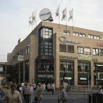 Einkaufsgalerie "Drehscheibe", eröffnet 1985: Eingangsfront Kortumstraße