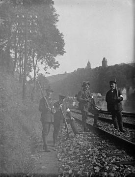 Erster Weltkrieg, Altena: Landsturmabteilung bei der Schienenkontrolle, links: Richard Schirrmann (Doppel 07_194)
