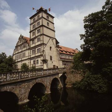 Schloss Brake (Weserrenaissance-Museum), Frontansicht mit Bruchsteinbrücke