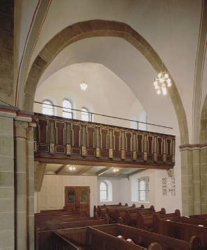Ev. Dorfkirche, Seitenschiff und Eingang - spätromanischer Kirchenbau von 1271, Westturm von 1886, Südschiff erbaut 1906