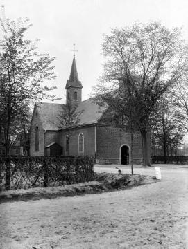Katholische Marien-Kirche in Marl-Lenkerbeck, 1912. Später wegen Straßenerweiterung abgerissen und 1962 gegen einen neuen Kirchenbau ersetzt. Vergleichsaufnahme von 2013 siehe Bild 11_3072.
