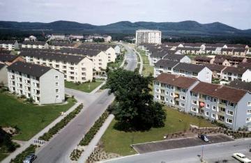 Sennestadt: Mehrfamilienhaussiedlung vor der Kulisse des Teutoburger Waldes