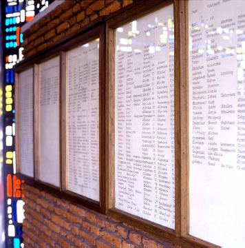 Kraftfahrerkapelle St. Christophorus, Telgte-Raestrup, 2007: Gedenkort im Turm - Glaskästen mit Namenslisten der Verkehrstoten in Deutschland, angelegt und ständig aktualisiert seit 1964. 