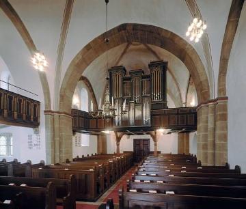 Ev. Dorfkirche, Kirchenraum Richtung Orgelprospekt - spätromanischer Kirchenbau von 1271, Westturm von 1886, Südschiff erbaut 1906