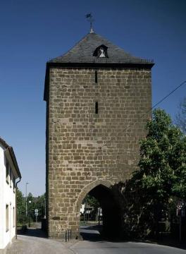 Rühen, Hachtor, 2000 - einzig erhaltenes von vier Stadttoren der mittelalterlichen Stadtbefestigung, erbaut im 14. Jh. aus Rüthener Sandstein.