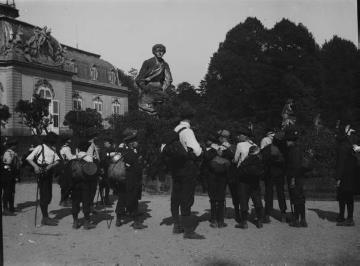 Auf Fahrt mit Lehrer Richard Schirrmann (Mitte): Schülerwandergruppe bei der Besichtigung von Schloss Benrath während einer 10-tägigen Wanderreise von Altena nach Holland 1911 [vgl. 07_679]