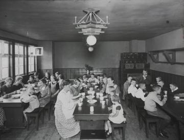 Jugendherberge Elkringhausen, Kinder (Schulklasse?) bei der Mahlzeit im Tagesraum, undatiert, um 1920?
