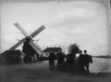 Richard Schirrmann (links) mit Wanderfreunden in Holland, undatiert, um 1910?