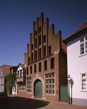 Das  "Hansehaus", Papenmarkt 2: Backsteinbürgerhaus, errichtet 1547 von Bürgermeister Rudolf Vogt, erweitert 1628 um einen Erker und Renaissanceanbau