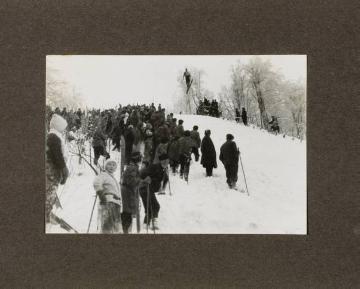 Fotoalbum Richard Schirrmann, Wanderführerlehrgang im Sauerland (?): Zuschauermenge bei einem Skispringen, undatiert, um 1930?