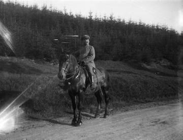 Erster Weltkrieg, Westfront: Offizier zu Pferde, ohne Ort, undatiert