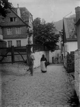 Richard Schirrmann auf dem Weg zur Burg Altena, auf der heutigen Fritz-Thomee-Straße, links die Mückenburg, undatiert