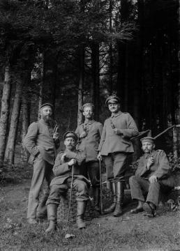 Erster Weltkrieg, Vogesen: Richard Schirrmann (stehend, Mitte) mit Kameraden des Landsturm Inf. Batl. Siegen, ohne Ort, undatiert