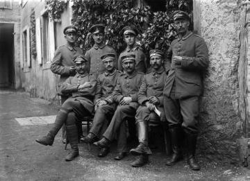 Erster Weltkrieg, Grußbild von der Westfront: Soldat Richard Schirrmann (rechts) mit Kameraden des Landsturm Inf. Batl. Siegen in Chateau-Salins, Lothringen