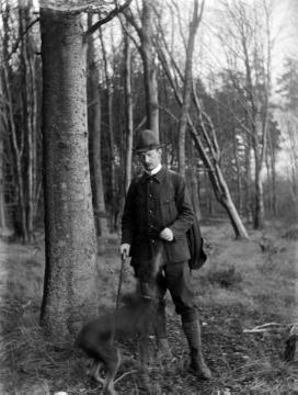 Richard Schirrmann auf Waldgang oder Wanderung, wahrscheinlich in Altena, um 1920?