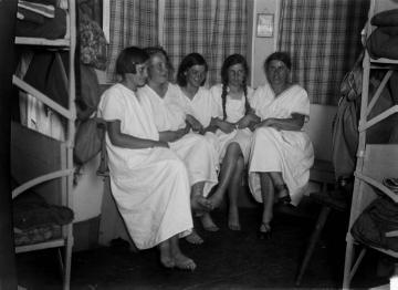 Im Mädchenschlafsaal einer Jugendherberge, undatiert, um 1930?
