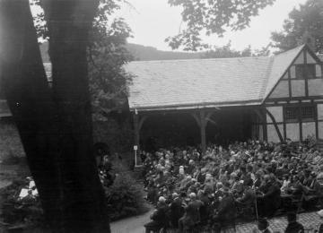 Burg Altena: Musik- oder Theateraufführung im Burghof, undatiert, 1920er Jahre (?)