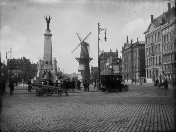 Richard Schirrmann, Wanderfahrten: Zentrum von Rotterdam mit dem Monument am Calandplein und der Mühle "Molen de Noord" (Original ohne Angaben, undatiert)