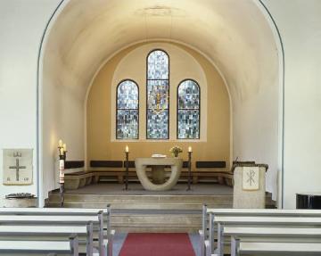 Trinitatiskirche, erbaut 1924: Altarraum mit Glasmalereifenstern - ev. Thomasgemeinde, zweitälteste Kirchengemeinde Münsters, Straßburger Weg 51