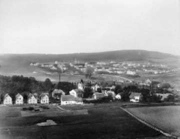 Warsteiner Neustadt mit Martin-Luther-Kirche, 1921. Im Hintergrund: Gelände der Provinzial-Heilanstalt Warstein, erbaut 1903-1905/1911.