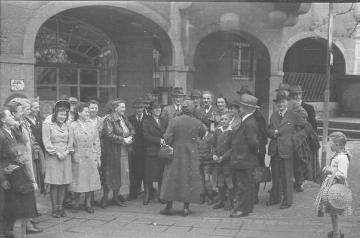 Gesellschaft mit Richard Schirrmanns Schwester Käthe (vorn Mitte, Rückenansicht) in Altena, Anlass unbekannt, undatiert, Ende 1940er Jahre?
