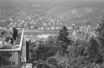 Richard Schirrmann, Reisen: Heidelberg - Blick auf den Neckar und die Schlossruine (rechts) von der Molkenkur-Aussicht. Impressionen einer Gruppenreise nach Bayern in den 1950er Jahren (Original ohne Angaben, undatiert)