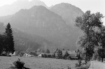 Richard Schirrmann, Reisen: Bayerische (?) Berglandschaft - Impressionen einer Gruppenreise nach Bayern, unbetitel, undatiert, 1950er Jahre (Originalkommentar: "Marienfeld, Walchensee, 1. Konferenz")