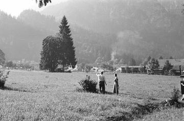 Richard Schirrmann, Reisen: Bayerische (?) Berglandschaft - Impressionen einer Gruppenreise nach Bayern, unbetitel, undatiert, 1950er Jahre (Originalkommentar: "Marienfeld, Walchensee, 1. Konferenz")