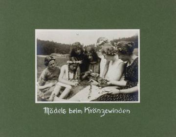 Mädchen beim Kränze winden, in: Fotoalbum "Deutsche Jugendherbergen" des Verbandes für Deutsche Jugendherbergen, Hilchenbach, undatiert