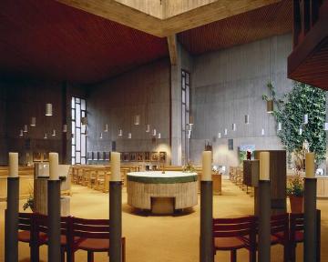 Kath. St. Anna-Kirche, Kirchenhalle mit Altar - erbaut 1973, Architekt: Harald Deilmann