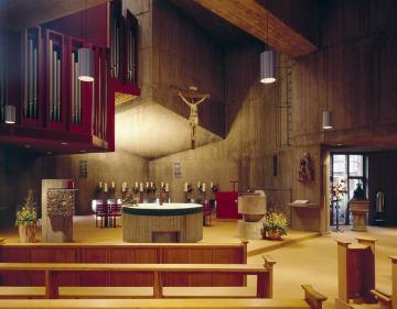 Kath. St. Anna-Kirche, Kirchenhalle mit Orgelprospekt und Altar - erbaut 1973, Architekt: Harald Deilmann