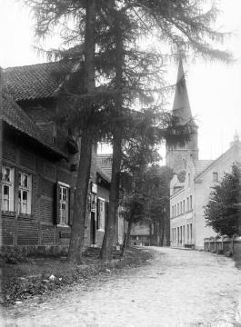 Klein Reken, Dorfstraße Richtung Lembeck mit Blick auf den Kirchturm von St. Antonius