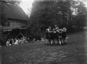 Kinderdorf Staumühle: Mädchengruppe an der Wassermühle - Ferienlager für bedürftige Kinder aus dem Ruhrgebiet, gegründet und betrieben von Richard Schirrmann 1925-1932, undatiert