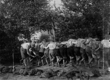 Wandergruppe aus dem Kinderdorf Staumühle - Ferienlager für Kinder aus dem Ruhrgebiet, gegr. 1925 von Richard Schirrmann, undatiert