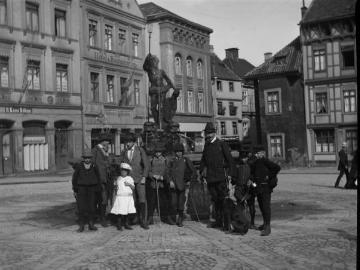 Richard Schirrmann (rechts) mit Jugendwandergruppe auf einem Marktplatz mit Neptunbrunnen, undatiert, um 1912?