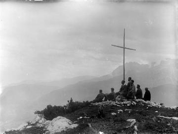 Männergruppe an einem Gipfelkreuz, undatiert