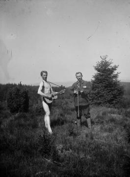 Zwei Wanderfreunde bei der Rast auf der Heide (Original ohne Angaben, undatiert)