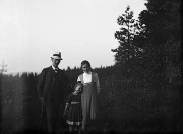 Richard Schirrmann mit seiner ersten Ehefrau Gertrud (seit 1903, geb. Willutzki) und Tochter Gertraud (Traute, geb. 1904), undatiert, um 1912