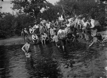 Jungengruppe bei der Wanderrast am Bach in der Nähe des Kinderdorfes Staumühle - Ferienlager für Kinder aus dem Ruhrgebiet, gegr. 1925 von Richard Schirrmann, undatiert