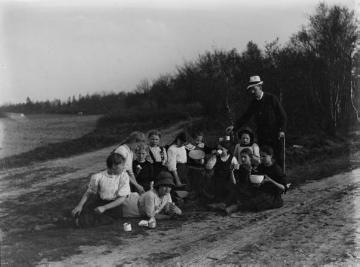 Auf Fahrt mit Lehrer Richard Schirrmann (rechts): Mädchenwandergruppe bei der Rast, um 1920? (Original ohne Angaben, undatiert)