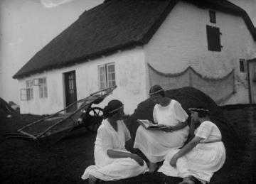 Richard Schirrmann, Familie: Schirrmanns erste Ehefrau Gertrud? (links) mit Tochter Gertraud (Mitte, geb.1904) vor einem Fischerhhaus in Holland (?), undatiert, um 1925?