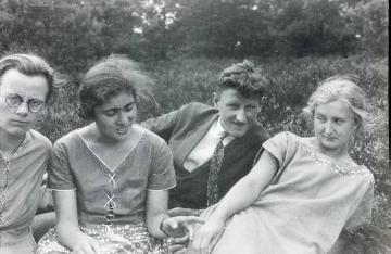Richard Schirrmann, Familie: Seine zweite Frau Elisabeth Schirrmann (rechts) mit Verwandten, undatiert