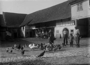 Erster Weltkrieg, Elsass: Wirtschaftshof der "Rollenmühle", Sulzbad (Soultz-les-Bains) bei Molsheim, 1916 (vgl. 07_183)