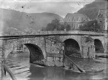 Steinbogenbrücke über die Lenne bei Altena, im Hintergrund St. Matthäus, undatiert