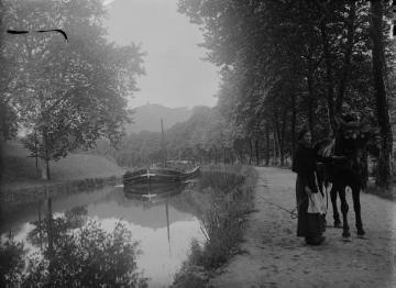 Begegnungen, Westfront 1914-1918: Frau mit Treidel-Pferd an einem Kanal, undatiert, ohne Ort - möglich: Rhein-Marne-Kanal bei Zabern (Saverne), Elsass (vgl. 07_375)