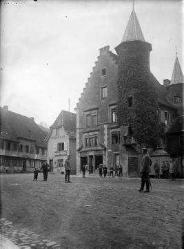 Ortsimpressionen, Westfront 1914-1918: Soldat Richard Schirrmann (Bildmitte) auf dem Marktplatz von Markirch (frz. Sainte-Marie-aux-Mines), Elsass, undatiert